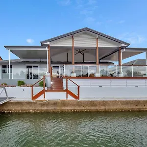 Stunning 4br House With Pool & Waterfront View Holiday home Gold Coast